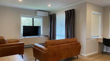 Habitación familiar, 2 habitaciones, cocina | Zona de estar | Smart TV de 50 pulgadas con canales por satélite