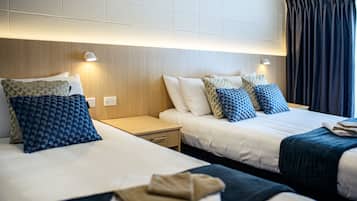 Een bureau, een strijkplank/strijkijzer, gratis wifi, beddengoed