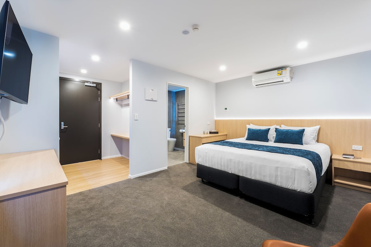 Premium Studio, 1 King Bed, Kitchen | Desk, iron/ironing board, free WiFi, bed sheets