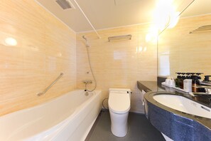 Ducha y bañera combinadas y artículos de higiene personal gratuitos