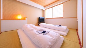 A hotel room with two beds, a TV, and a window with a view. - Business Hotel Star (Beppu)