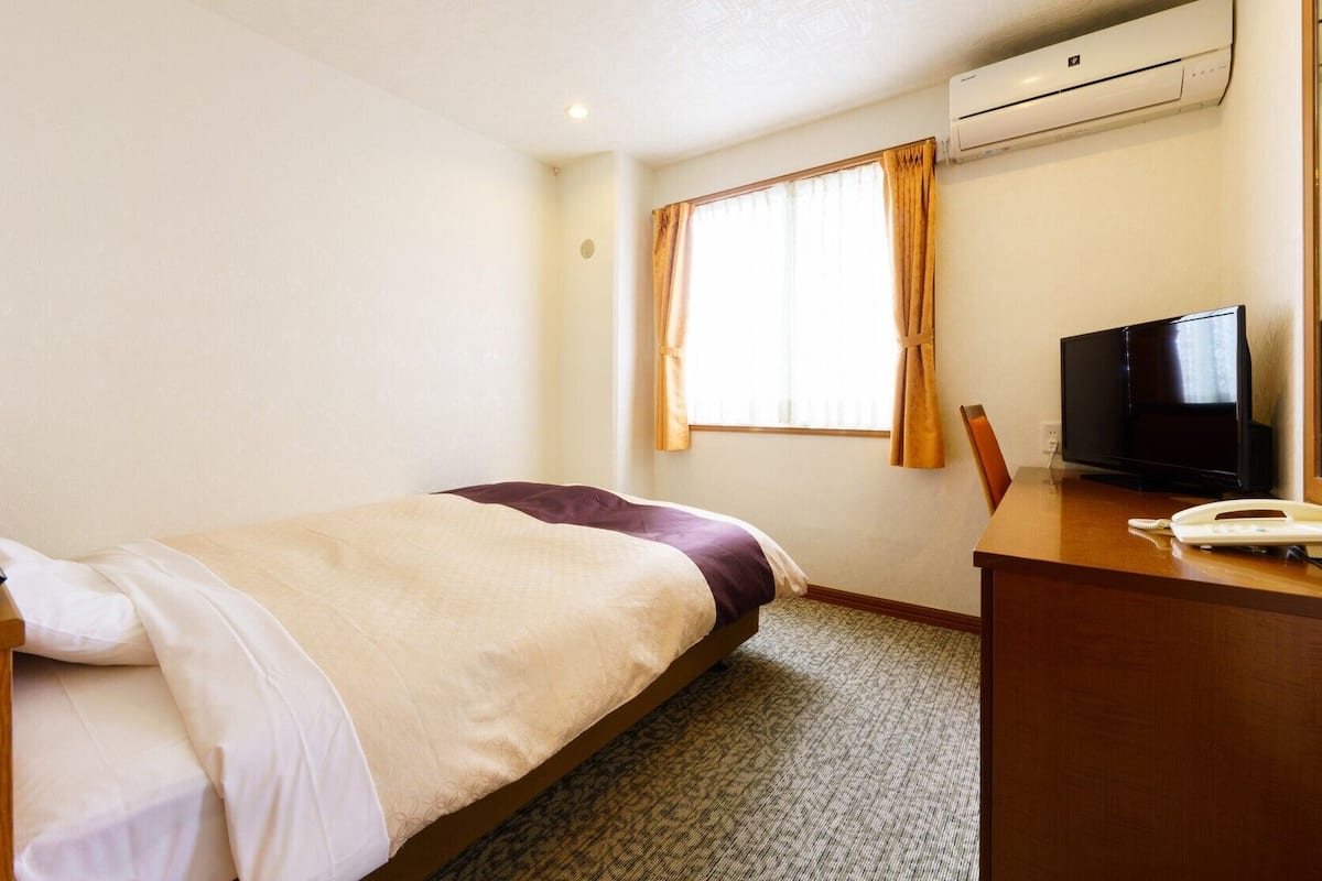 Desk, bed sheets