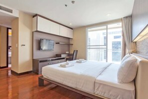 書桌、遮光窗簾/窗簾、熨斗/熨衫板、免費 Wi-Fi