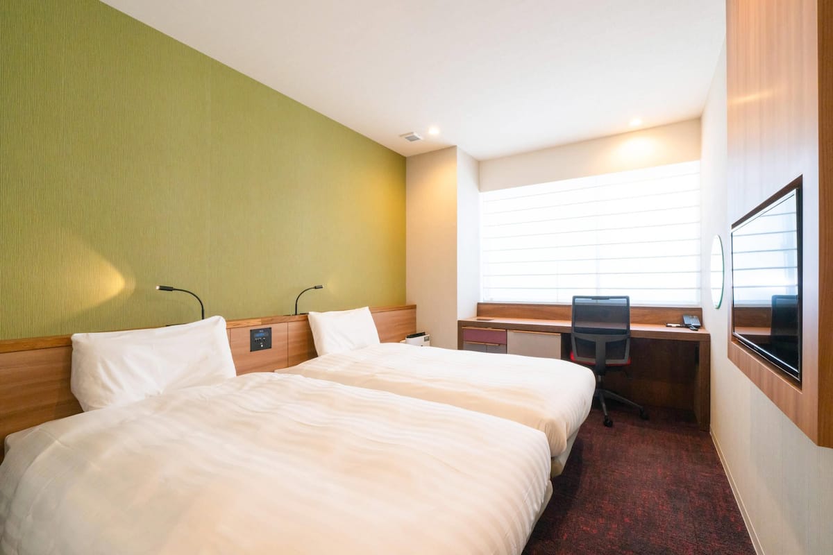 Twin Standard 1 (Non-Smoking) | In-room safe, desk, blackout drapes, iron/ironing board