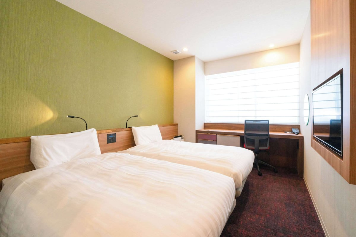 Kamer, 2 eenpersoonsbedden, niet-roken | 1 slaapkamer, een kluis op de kamer, een bureau