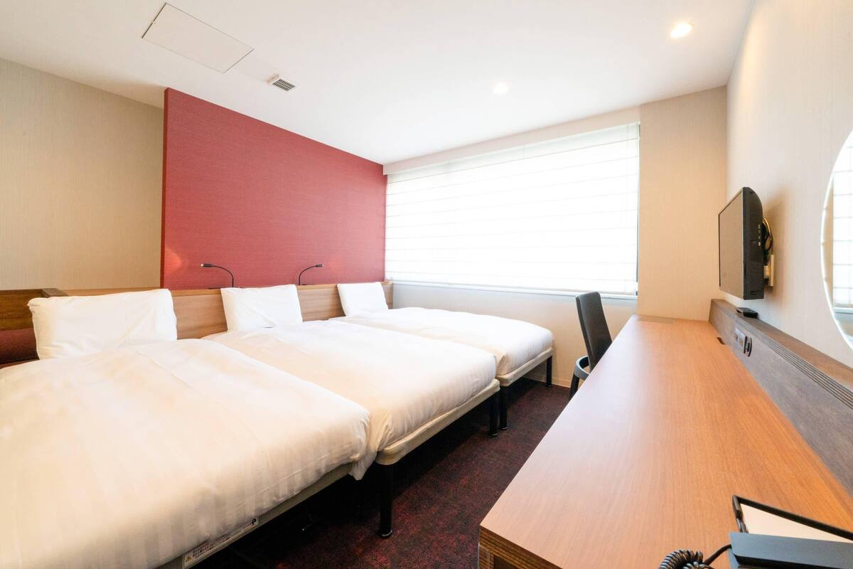 ห้องพัก, เตียงเดี่ยว 3 เตียง, ปลอดบุหรี่ | ตู้นิรภัยในห้องพัก, โต๊ะทำงาน, ผ้าม่านกันแสง, เตารีด/โต๊ะรีดผ้า