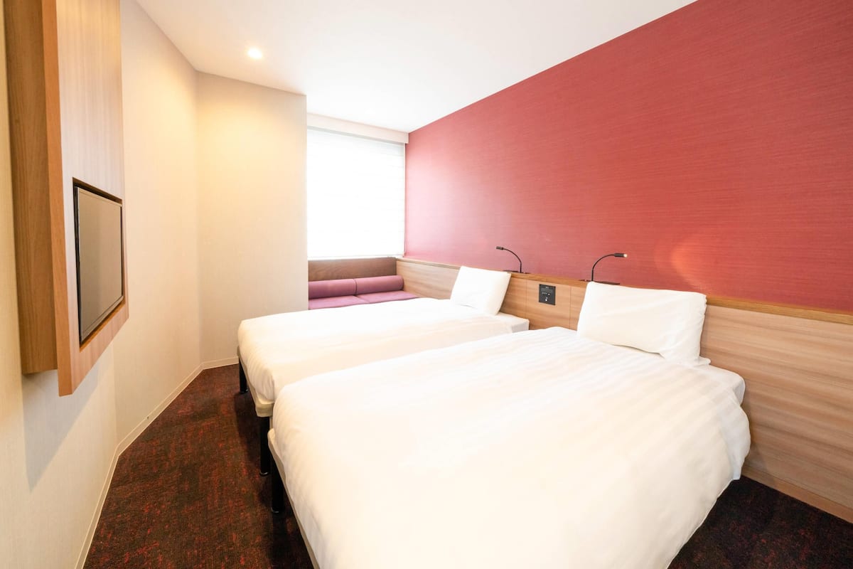 Twin Standard 2 (Non-Smoking) | In-room safe, desk, blackout drapes, iron/ironing board