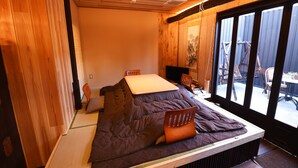 A room with a bed, a table, and a chair. - Kyobijin (Kyoto)