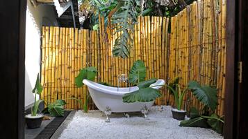 Jetted bathtub