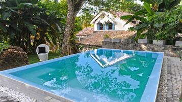 Kolam renang outdoor