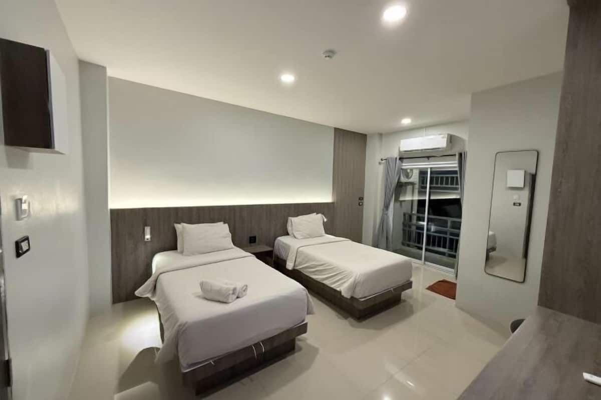 1 quarto, individualmente decorados, escrivaninha