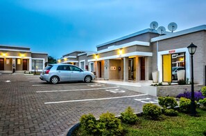 واجهة المنشأة - في المساء/الليل