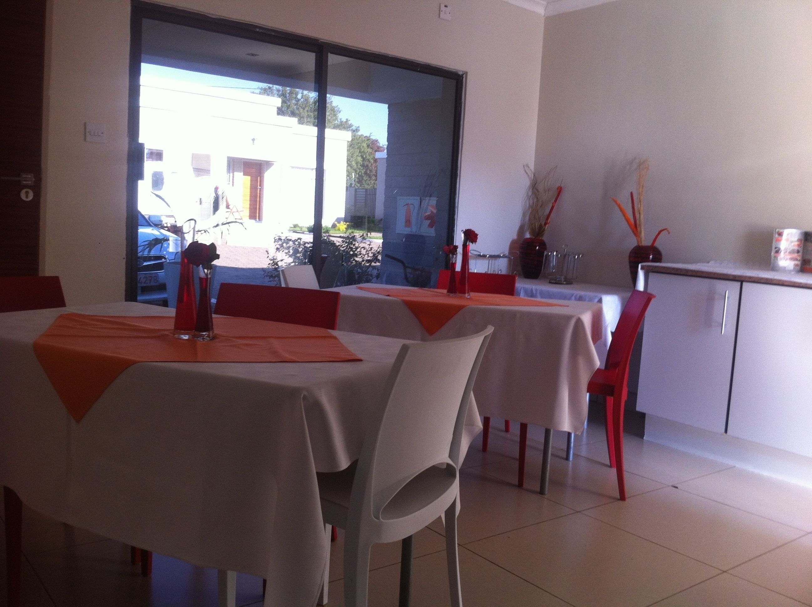 Frokost, lunsj og middag serveres, lokale og internasjonale retter 