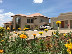 Garden view - Hill View Inn (Serowe)