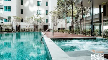 Piscina externa, espreguiçadeiras