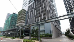 Un bâtiment moderne doté d’une entrée abritée et d’un passage piétonnier.