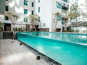 Outdoor pool, sun loungers - Mercu Summer Suite KLCC at Penguin Homes (Kuala Lumpur)