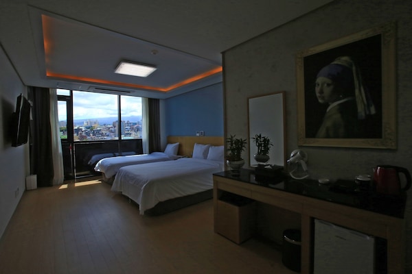 Deluxe Twin Room | Blackout drapes, free WiFi