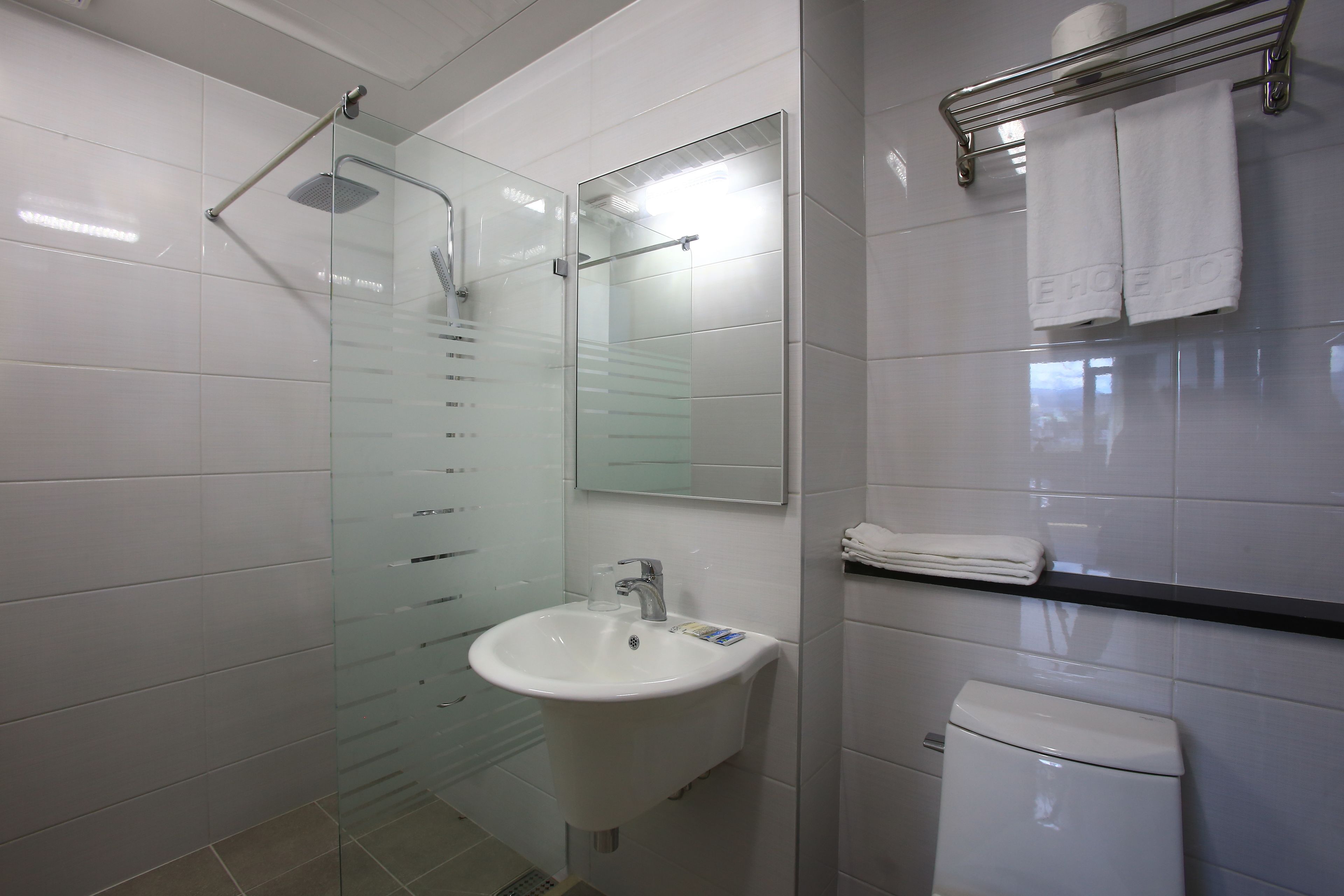 standard double room | bathroom | shower, free toiletries, towels