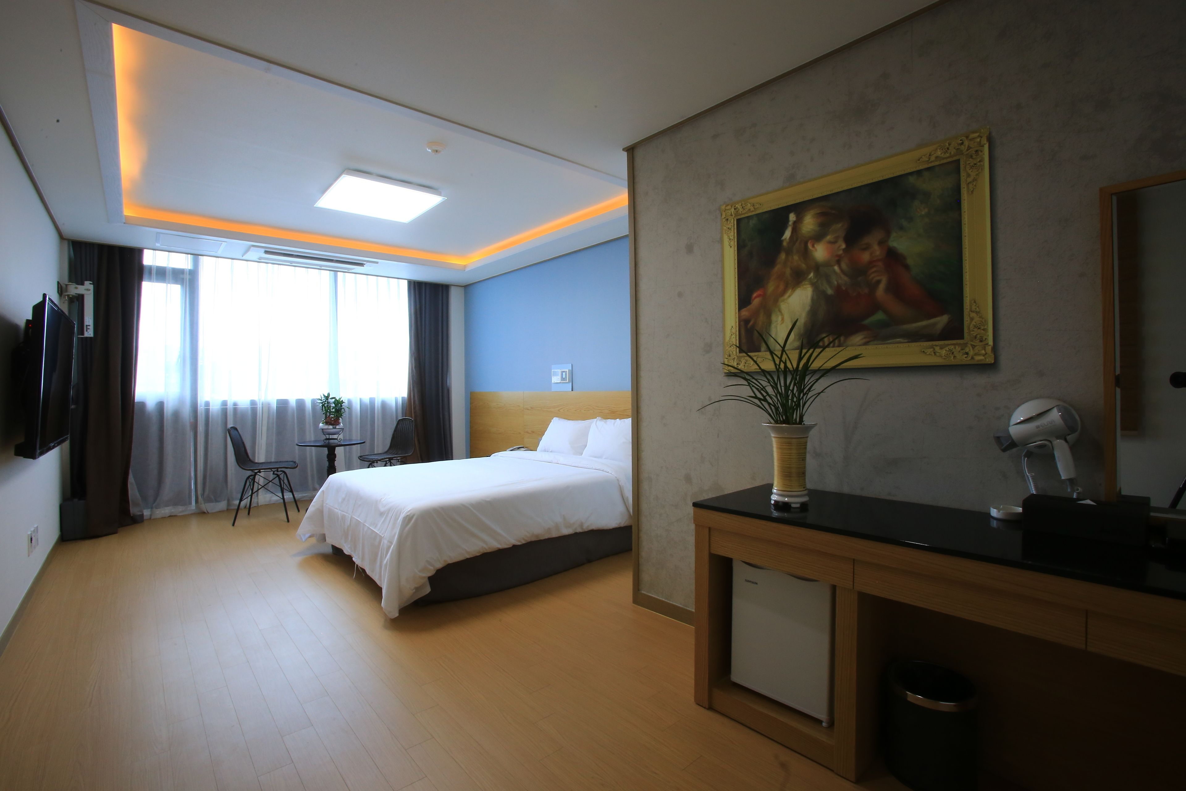 blackout curtains, free wifi