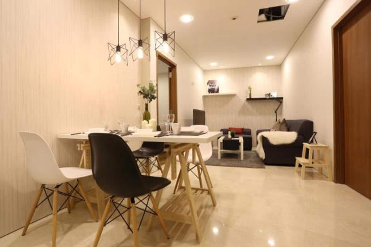 Suite, 2 kamar tidur, pemandangan kota | Ruang keluarga | Televisi layar datar 40-inci dengan saluran TV kabel dan TV