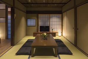 客房 (Kiyomizu Gojo Sumitsugu) | 起居区 | 平板电视