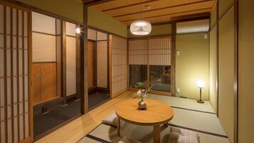 Yoshimigura | Living area | Flat-screen TV