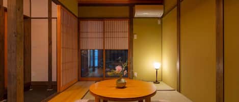 Yoshimigura | Living area | Flat-screen TV