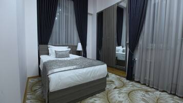 Suite familiar | Ropa de cama de alta calidad, minibar, caja fuerte y escritorio