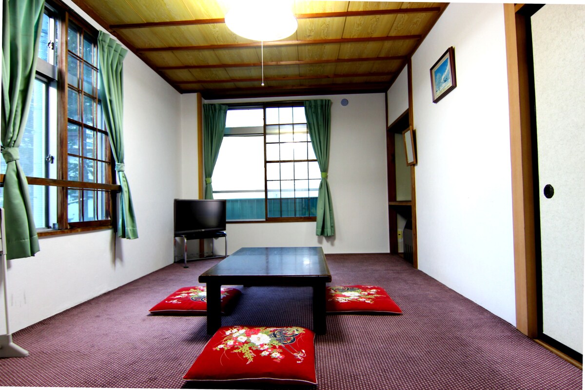 Phòng truyền thống, phòng tắm dùng chung (Japanese Style, 8 People) | Bàn 