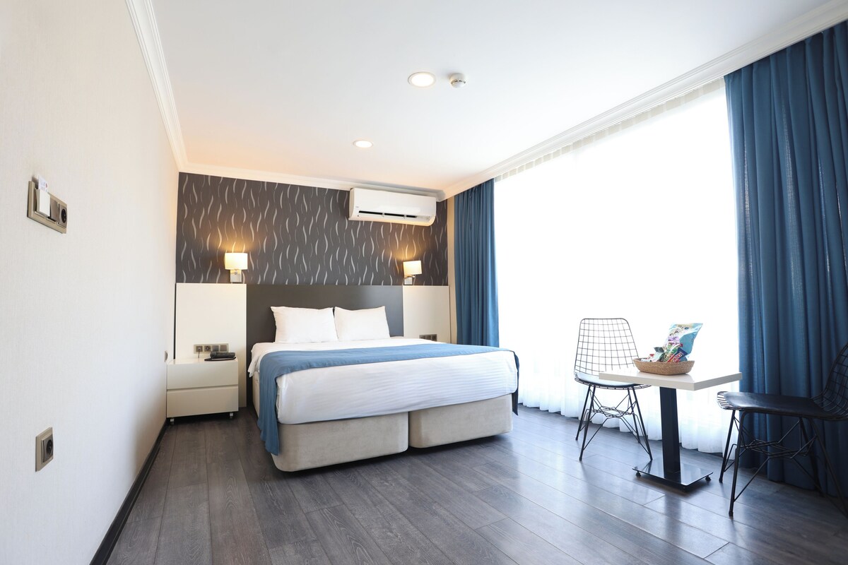 Deluxe Room, Balcony, City View | Premium bedding, blackout drapes, soundproofing, WiFi (free)