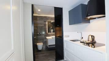 Deluxe Room | Bathroom | Shower, rainfall showerhead, free toiletries, hair dryer