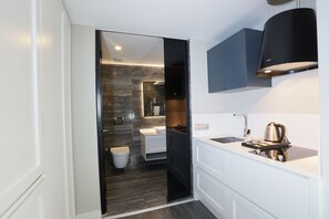 华丽客房 | 浴室 | 淋浴设施、大花洒淋浴喷头、免费洗浴用品、吹风机