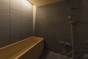 Bañera y ducha independientes, bañera profunda
