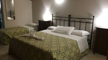 Quarto triplo, suíte | Frigobar, berços grátis, camas extras/dobráveis (sobretaxa)