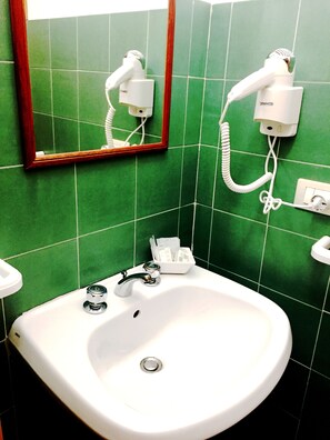 Doppelzimmer, mit Bad | Badezimmer | Dusche, Haartrockner, Handtücher