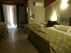 Chambre Triple, salle de bains attenante