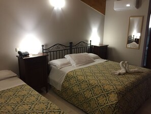 Doppelzimmer, mit Bad | Minibar, kostenlose Babybetten, Zustellbetten, kostenloses WLAN