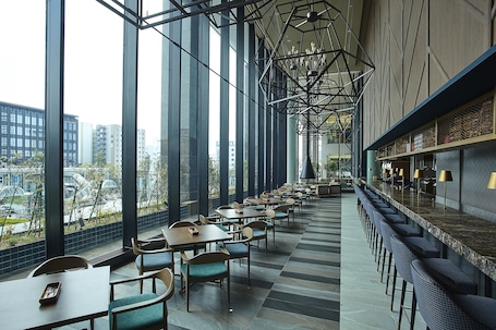 Se sirven desayunos, almuerzos y cenas; cocina fusión