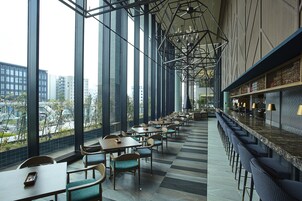 Se sirven desayunos, almuerzos y cenas; cocina fusión