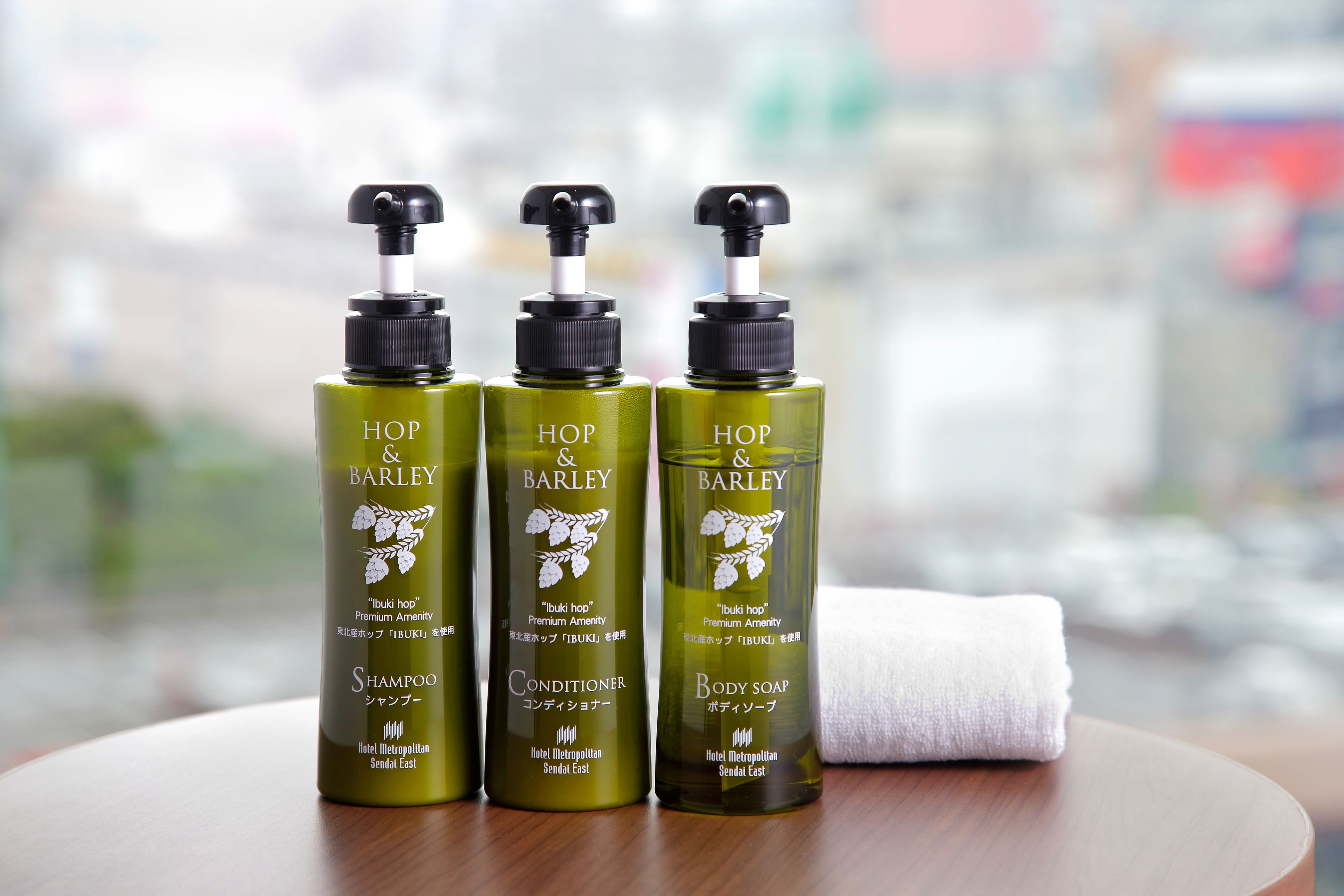 separate bathtub and shower, rainfall showerhead, free toiletries