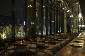 Petit déjeuner et déjeuner servis sur place, spécialités Cuisine fusion