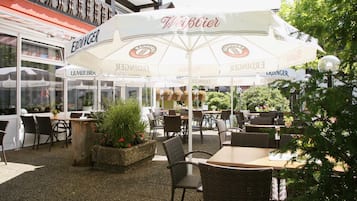 Se sirven cenas y cocina local e internacional