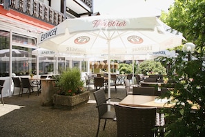 Serveert diner, lokale en internationale gerechten