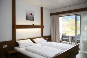 Hypo-allergenic bedding, desk, free WiFi, bed sheets - Hotel Pflug Ottenhöfen (Ottenhofen im Schwarzwald)