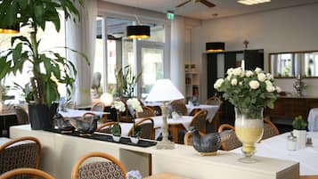 Desayuno buffet diario (EUR 18.50 por persona)