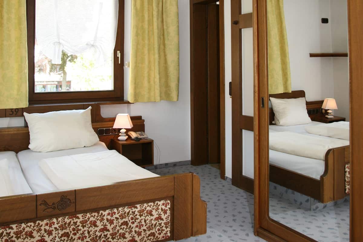 Hypo-allergenic bedding, desk, free WiFi, bed sheets