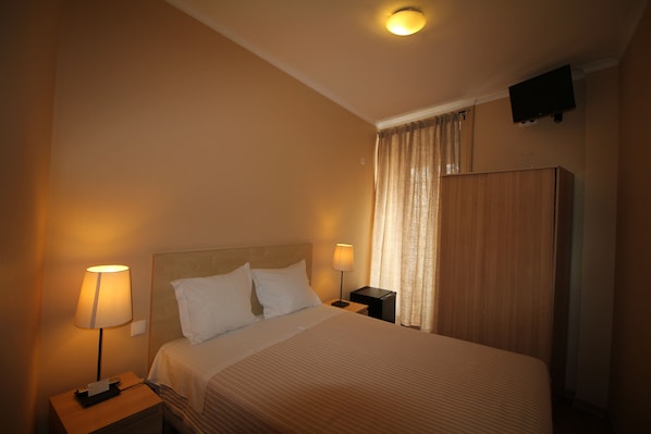 Free cribs/infant beds, rollaway beds, free WiFi