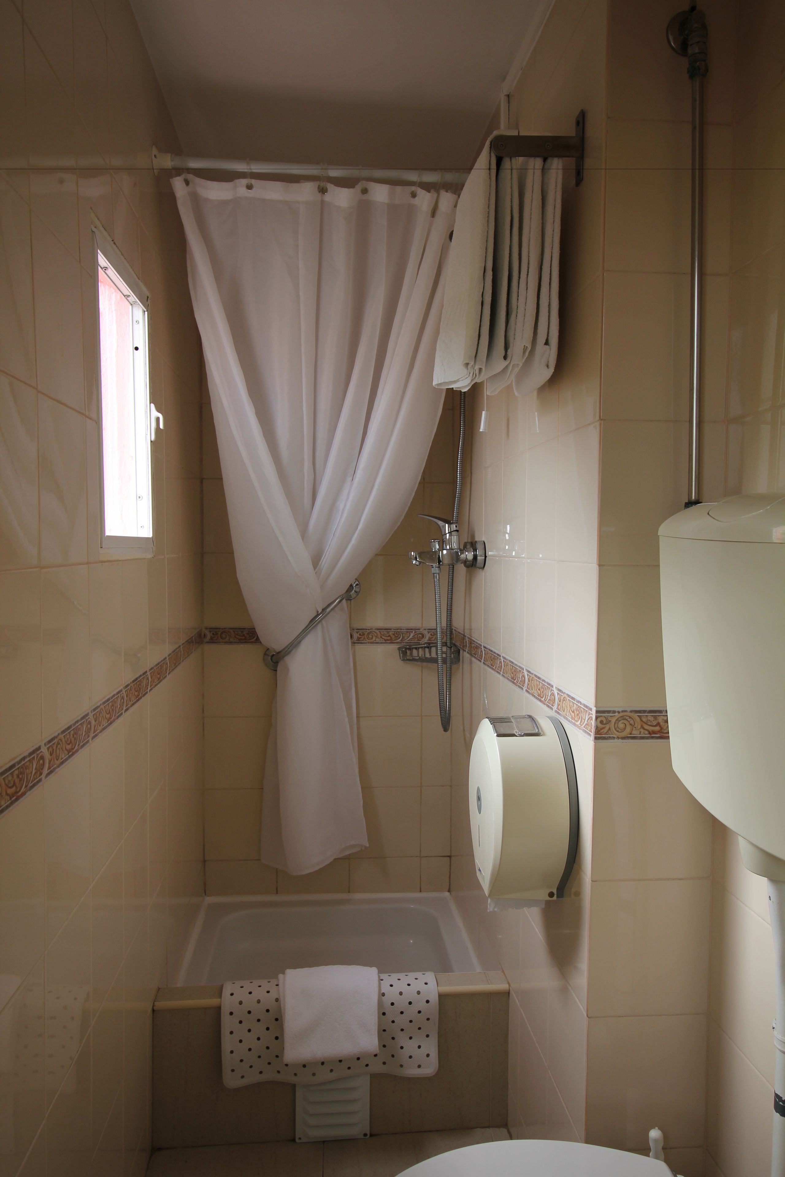 Twin Room | Bathroom | Free toiletries, hair dryer, towels