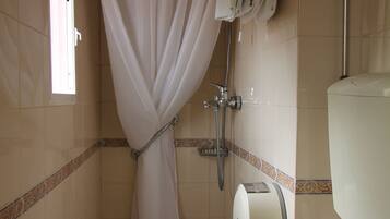 Twin Room | Bathroom | Free toiletries, hair dryer, towels